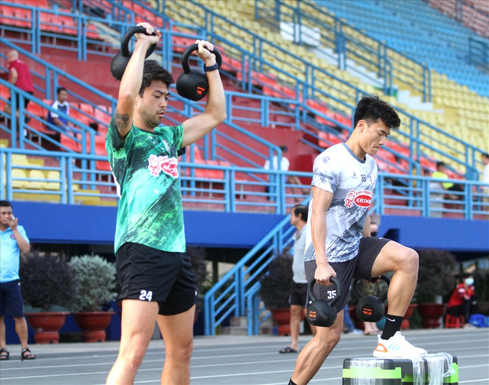 Cầu thủ Việt kiều cùng thủ môn Bùi Tiến Dũng phải thực hiện các bài tập phục hồi theo hướng dẫn của bác sĩ đội bóng.