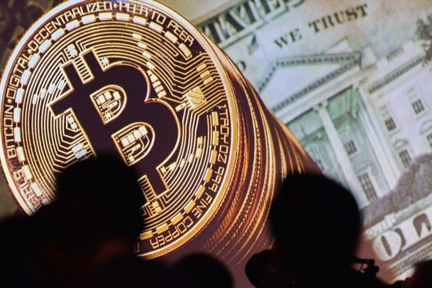 Bitcoin vừa chính thức vượt mốc 55.000 USD/Bitcoin và đưa giá trị vốn hoá của đồng tiền này tăng vượt mốc 1.000 tỉ USD. Ảnh: AFP.