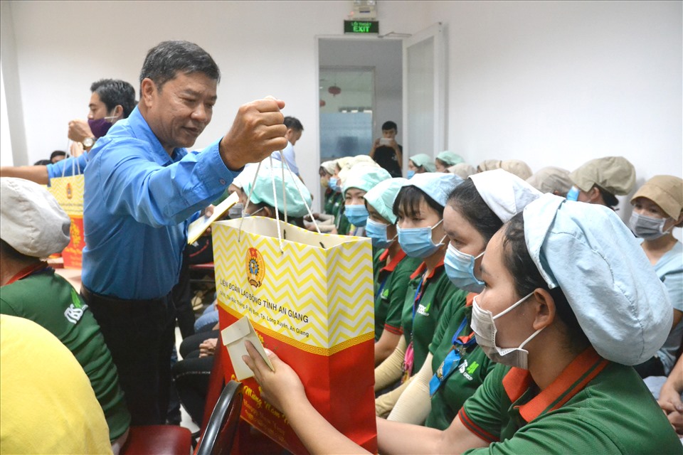 Phó Chủ tịch LĐLĐ An Giang Nguyễn Hữu Giang đến tận từng dãy ghế ngồi tặng quà cho công nhân bị ảnh hưởng dịch COVID-19. Ảnh: Lục Tùng