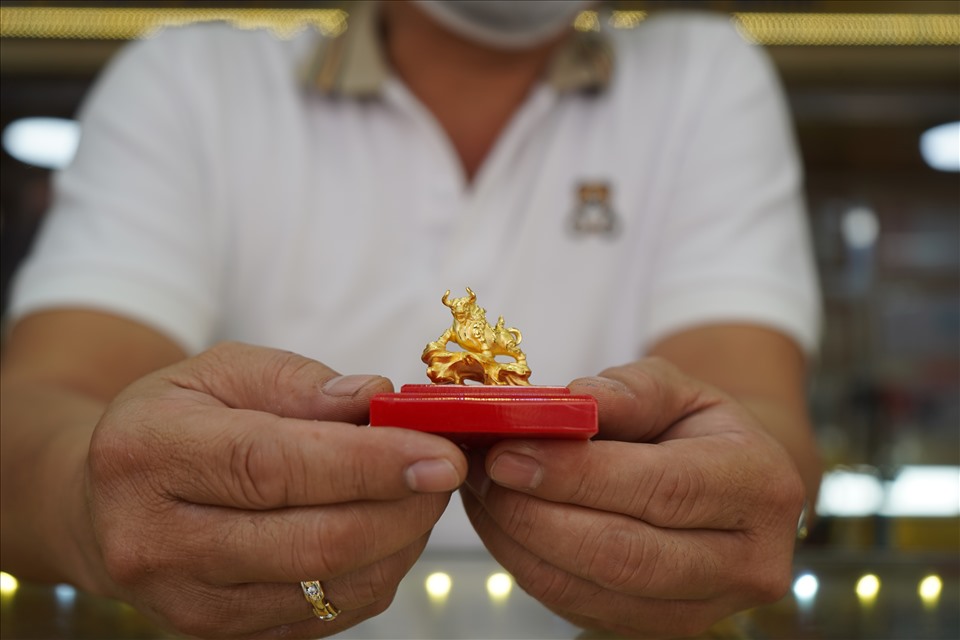 Mỗi miếng vàng Thần Tải và tượng trâu vàng chỉ có giá từ 5-6 triệu đồng (đã bao gồm chi phí gia công).