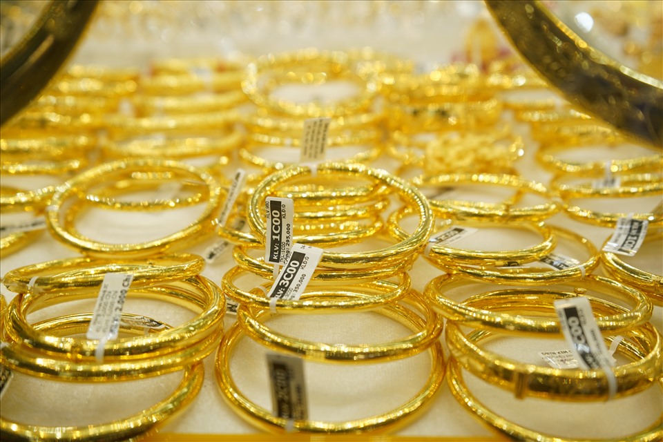 Theo ghi nhận, giá vàng trong ngày vía Thần Tài giảm nhẹ. Giá nhẫn tròn 9999 trong ngày hôm nay mua vào 53,20 triệu đồng/lượng, bán ra 54,90 triệu đồng/lượng.
