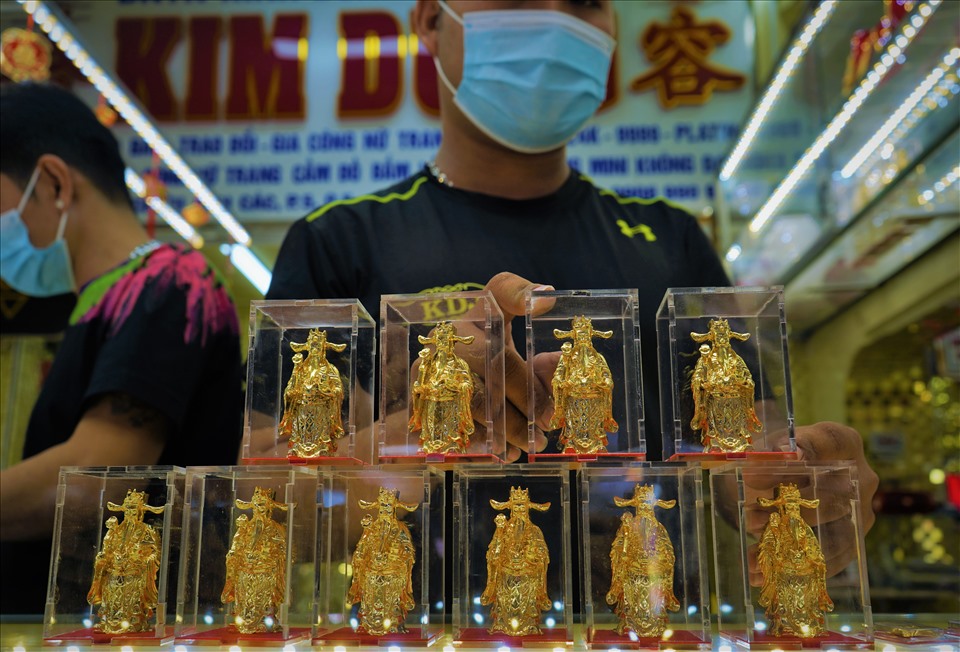 Bên cạnh đó, tượng Thần Tài mạ vàng giá 250.000 đồng cũng thu hút được nhiều khách hàng lựa mua.