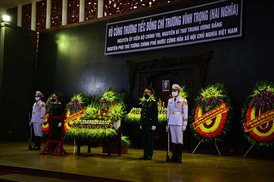 Tại Nhà tang lễ Quốc gia - số 5 Trần Thánh Tông, Hà Nội, Đoàn Đại biểu lãnh đạo, nguyên lãnh đạo Đảng, Nhà nước, Mặt trận Tổ quốc Việt Nam vào viếng đồng chí Trương Vĩnh Trọng.
