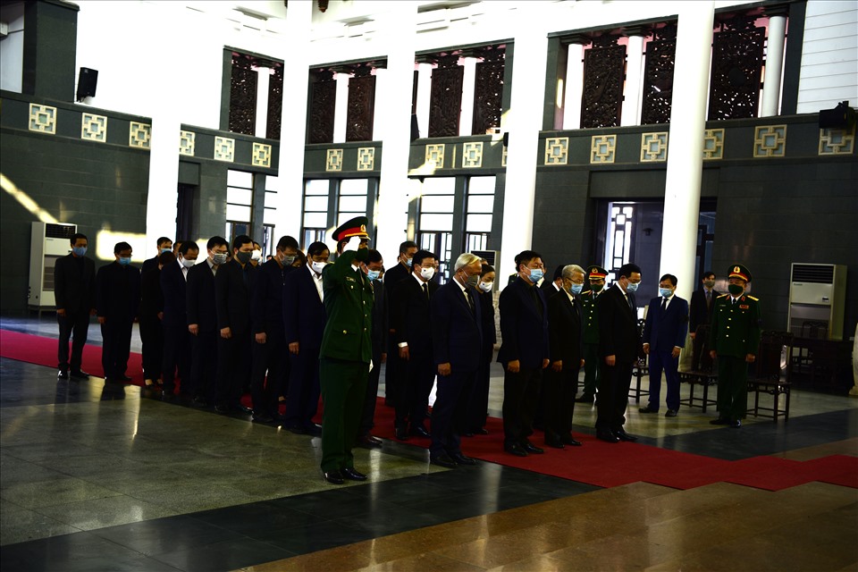 Đoàn lãnh đạo, nguyên lãnh đạo Đảng, Nhà nước, Mặt trận Tổ quốc Việt Nam vào viếng đồng chí Trương Vĩnh Trọng.