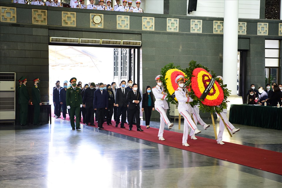 Đoàn Chính phủ do Phó Thủ tướng Trịnh Đình Dũng vào viếng.