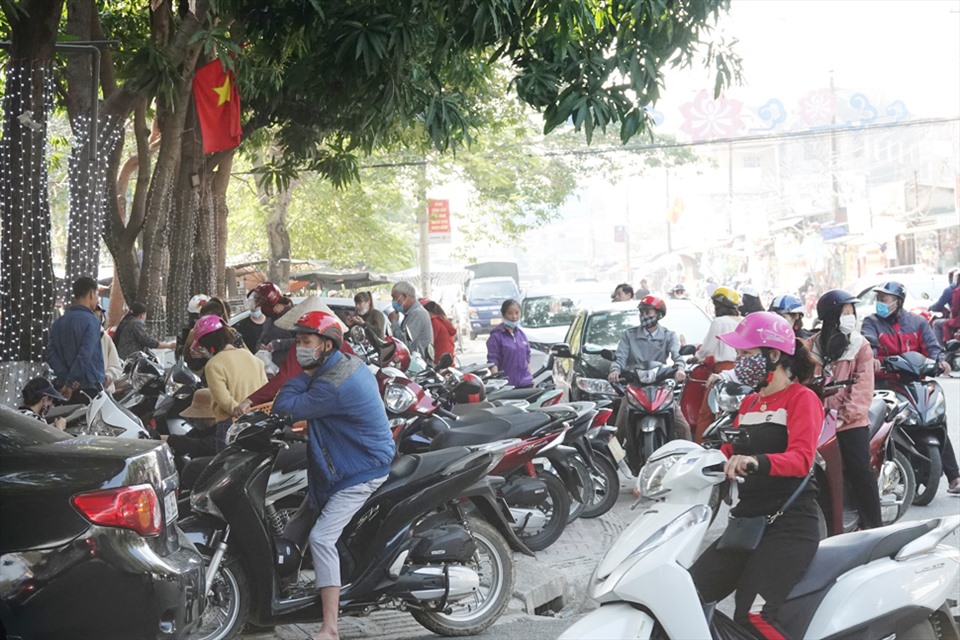 Cảnh đông đúc ra, vào để mua vàng ở “phố vàng” đường Nguyễn Công Trứ, thành phố Hà Tĩnh sáng 21.2. Ảnh: TT.
