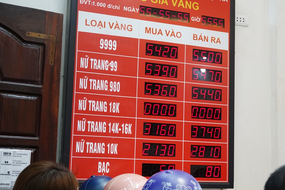Niêm yết giá ở Cửa hàng vàng Việt Hà. Ảnh: TT.