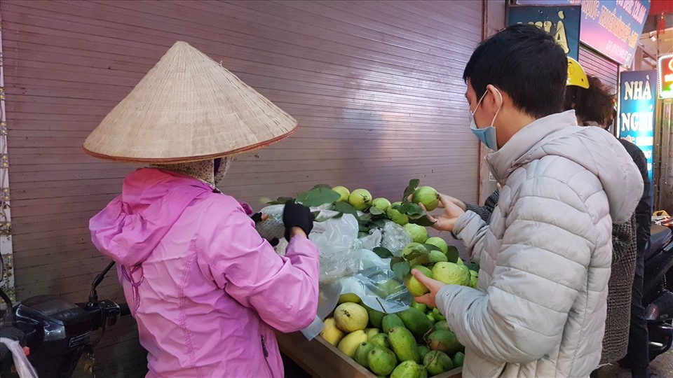 Chị Nguyễn Thị Lan chờ đến xế chiều mới có nổi một khách mua hàng. Ảnh: Lương Hạnh