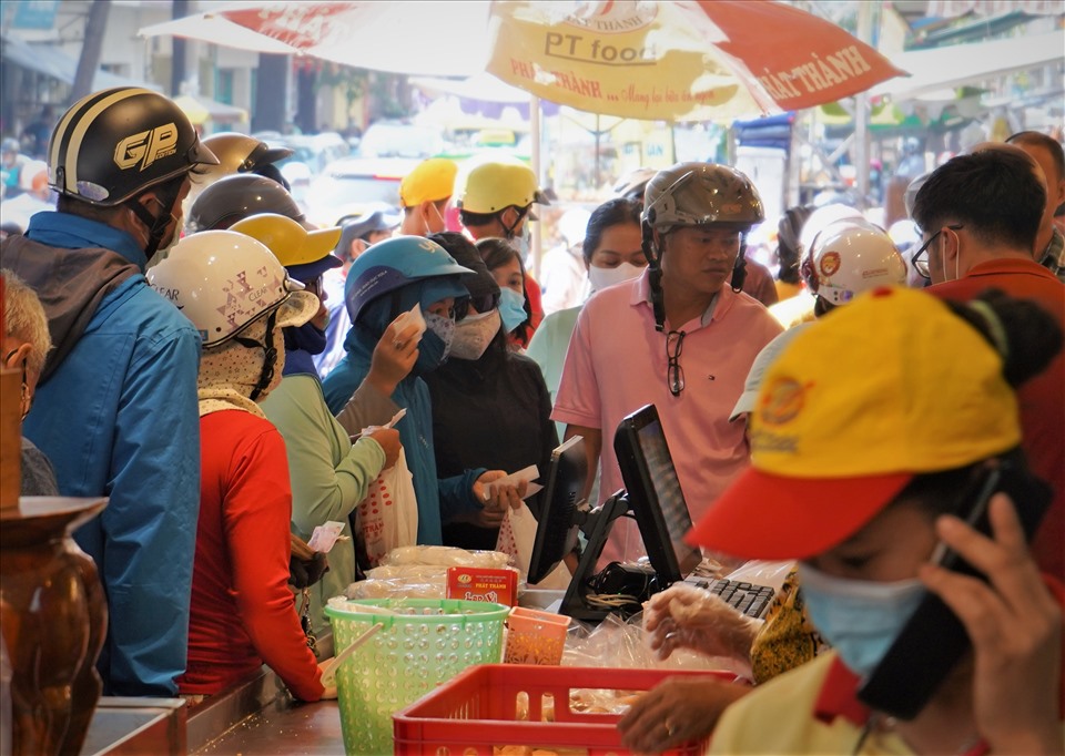 Trên con đường này tập trung nhiều cửa hàng thịt quay nằm san sát, người dân đến mua thậm chí phải viết phiếu, đứng xếp hàng đợi thứ tự.