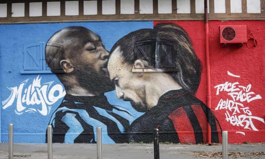 Bức họa về vụ “khẩu chiến” giữa Romelu Lukaku và Zlatan Ibrahimovic được vẽ lại trên tường tòa nhà gần sân San Siro. Ảnh: AFP