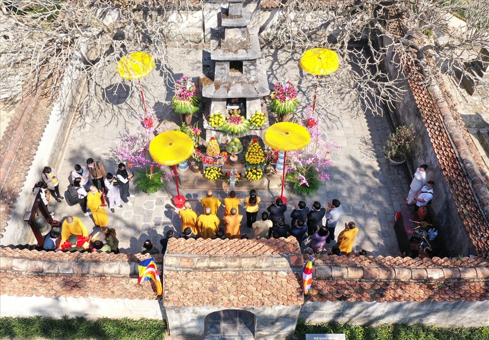 Các đại biểu làm lễ ở vườn tháp Huệ Quang - nơi lưu giữ một phần tro cốt của Phật hoàng Trần Nhân Tông. Ảnh: CTV