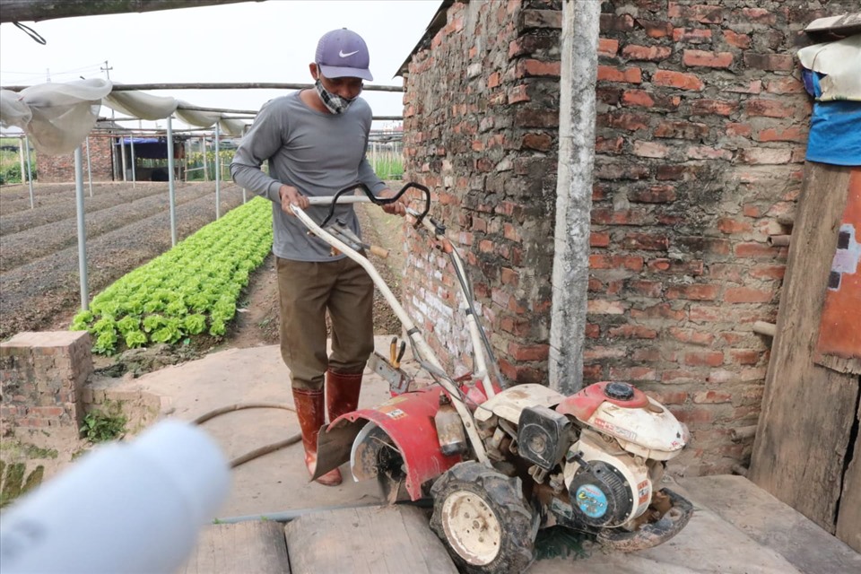 Ông Nguyễn Văn Huấn đang chuẩn bị làm đất, lên luống cho vụ hoa mới.