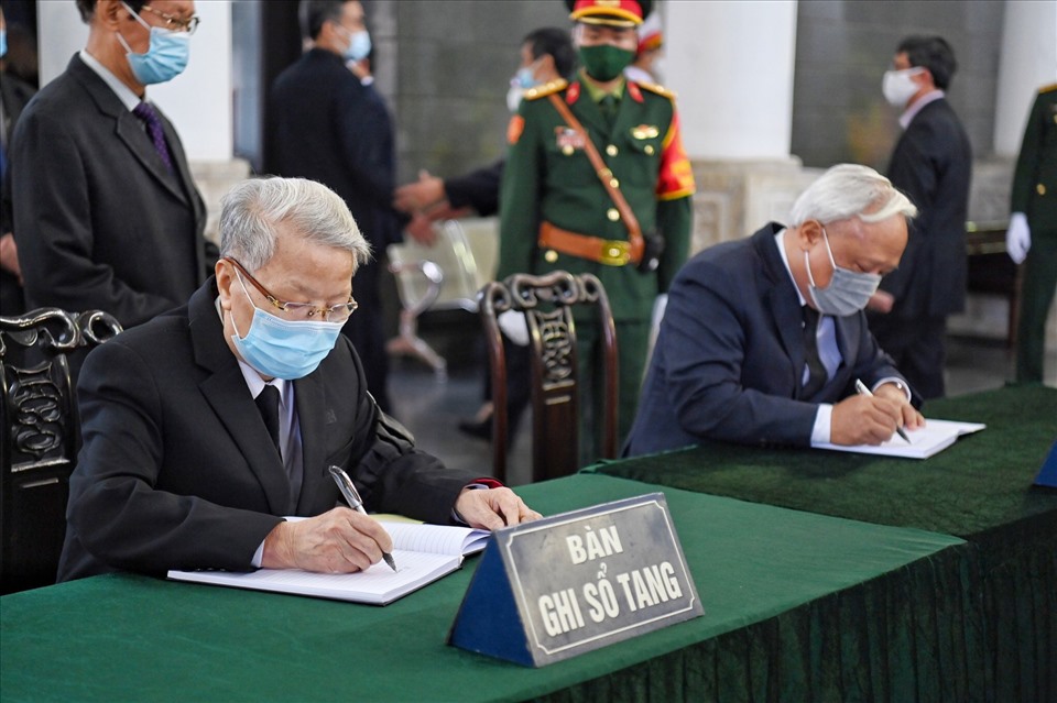 Nguyên Chủ tịch nước Trần Đức Lương và Phó Chủ tịch Quốc hội Uông Chu Lưu ghi sổ tang.  Ảnh: VGP