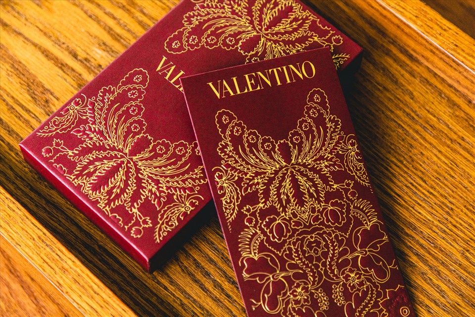 ơn giản trong việc sử dụng các màu truyền thống như đỏ và vàng. Valentino có cảm giác cao cấp đẹp nhất với sự chuyển đổi từ màu đỏ sang màu đỏ tía phong phú đẹp mắt trên một họa tiết hoa phức tạp