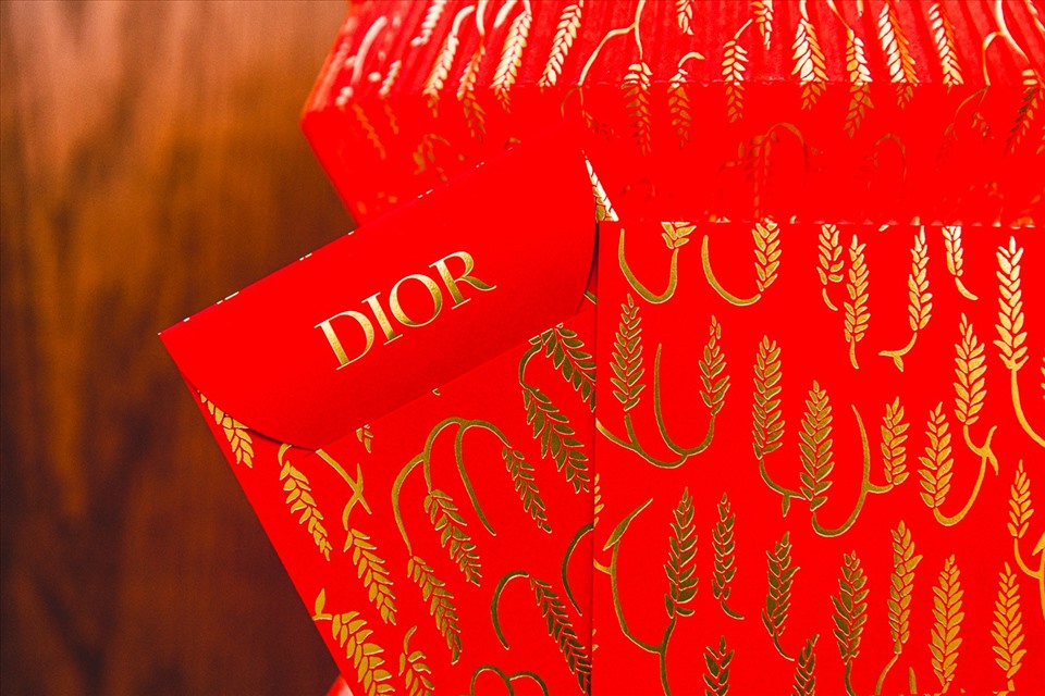 Dior sử dụng hoạ tiết bông lúa vàng