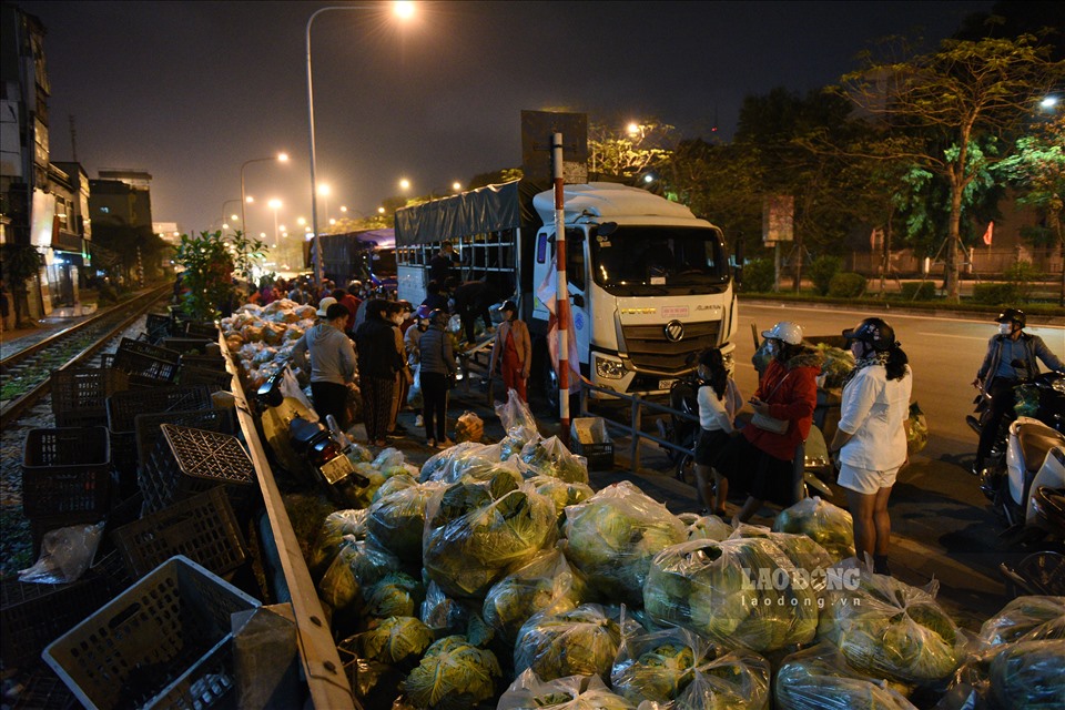 Khoảng 11h đêm 21.2, một xe chở nông sản từ Hải Dương đã về đến Giải Phóng (Hà Nội). Khoảng 20 tấn gồm: Cà rốt, su hào, bắp cải...