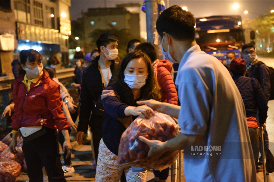 Theo ghi nhận của phóng viên Lao Động, chiến dịch giải cứu nông sản cho bà con vùng dịch đã được người dân Hà Nội nhiệt tình hưởng ứng.