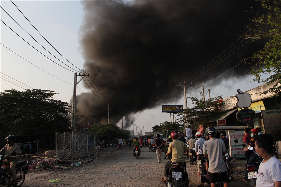 Cháy lớn ở 8 căn ki ốt tại thành phố Thuận An, tỉnh Bình Dương. Ảnh: Đình Trọng