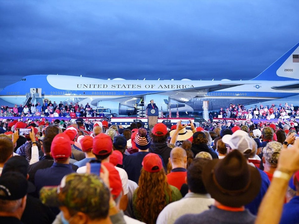 Chuyên cơ Air Force One ở phía sau ông Donald Trump trong một sự kiện ở Michigan tháng 9.2020. Ảnh: AFP.