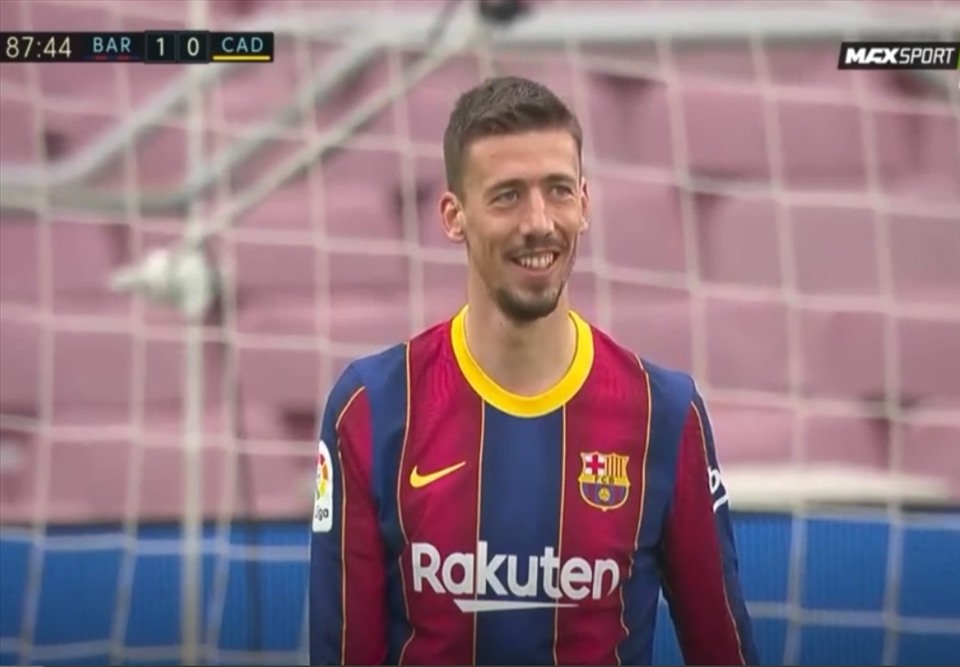 Cầu thủ người Pháp nở nụ cười sau khi phạm lỗi trong khi các cổ động viên thì tức phát khóc. Ảnh: MaxSport