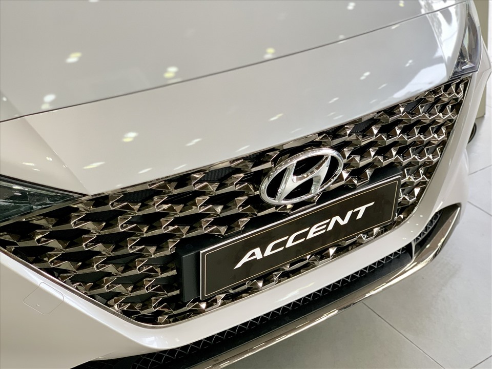 Hyundai Accent phiên bản mới đặc biệt thể hiện sự đối lập với bộ lưới tản nhiệt mới dạng lưới hình quả trám mạ crom sáng bóng toát lên vẻ sang trọng, cao cấp nhưng không kém phần mềm mại.