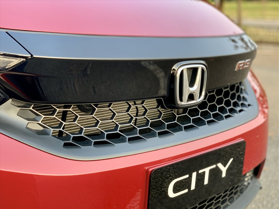 Mặt ca-lăng phía trước được đánh giá là thiết kế thành công mang lại điểm nhấn cho phần đầu xe của Honda City phiên bản mới.