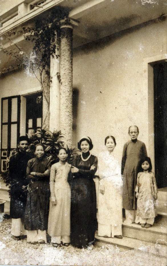 Cung nữ Lê Thị Dinh (thứ 3 từ trái sang) trong một bức ảnh chụp chung cùng đức Từ Cung .Ảnh: nhà nghiên cứu Trịnh Bách cung cấp.