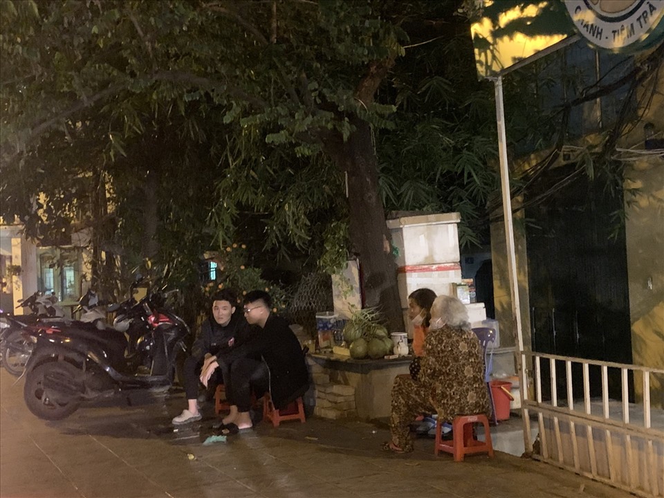Không chỉ ban ngày, tình trạng nhiều quán trà đá vẫn phớt lờ các quy định về phòng, chống dịch COVID-19 diễn ra ngay cả vào ban đêm. Ảnh chụp trên đường Nguyễn Đình Thi (Tây Hồ, Hà Nội).