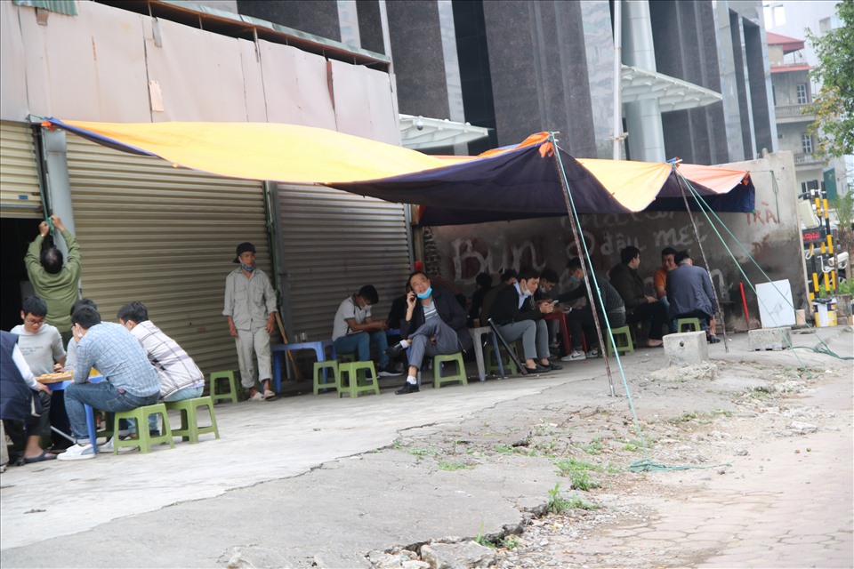 Trên tuyến đường Tố Hữu (quận Thanh Xuân, Hà Nội) quán trà đá nằm sâu trong một góc phía công trường, rất khó để có thể nhận thấy. Người dân thản nhiên trò chuyện, tụ tập, không thực hiện các quy định về phòng chống dịch COVID-19. Ảnh: KA