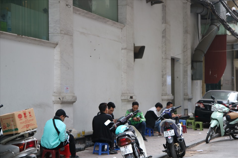 Trong những con ngõ, nhiều chủ quán trà đá vẫn bán hàng, phớt lờ quy định của thành phố Hà Nội. Ảnh chụp tại ngõ Thái Hà.