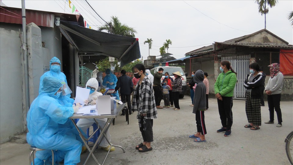 Người dân thôn Lôi Động, xã Hoàng Động được lấy mẫu xét nghiệm chiều 22.2 - ảnh ML