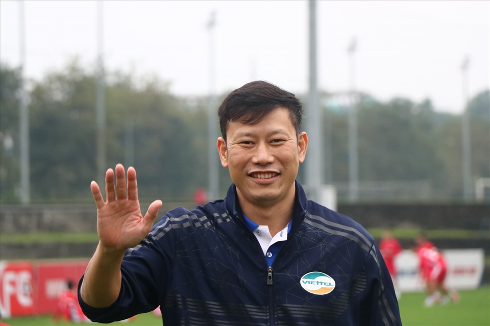Thạc Bảo Khanh làm trợ lý cho huấn luyện viên Trương Việt Hoàng tại Viettel. Ảnh: VTFC