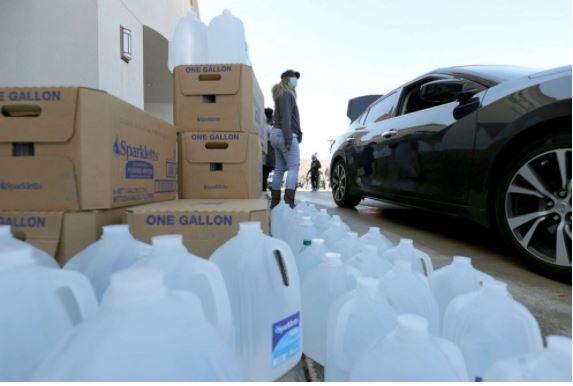 Một điểm phân phối nước sạch ở Fountain Life Center, Houston, Texas, ngày 20.2. Ảnh: AFP