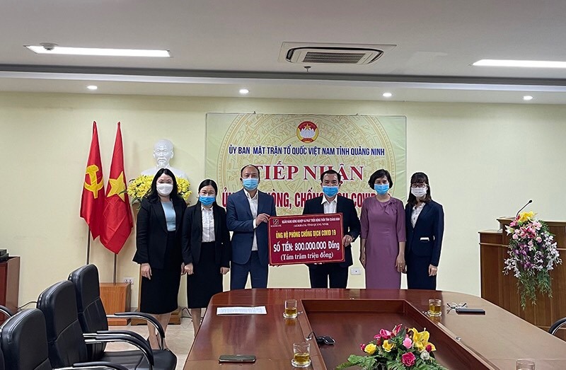 MTTQ tỉnh Quảng Ninh nhận 800 triệu ủng hộ công tác phòng chống dịch COVID-19 từ đại diện Lãnh đạo Agribank tỉnh Quảng Ninh.