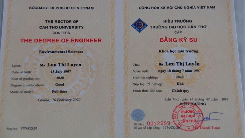 Tấm bằng tốt nghiệp đại học loại khá ở trường Đại học Cần Thơ của Lưu Thị Luyến cũng là niềm tự hào và là hành trang vững chắc cho cô khi vào nhập ngũ. Ảnh: PV