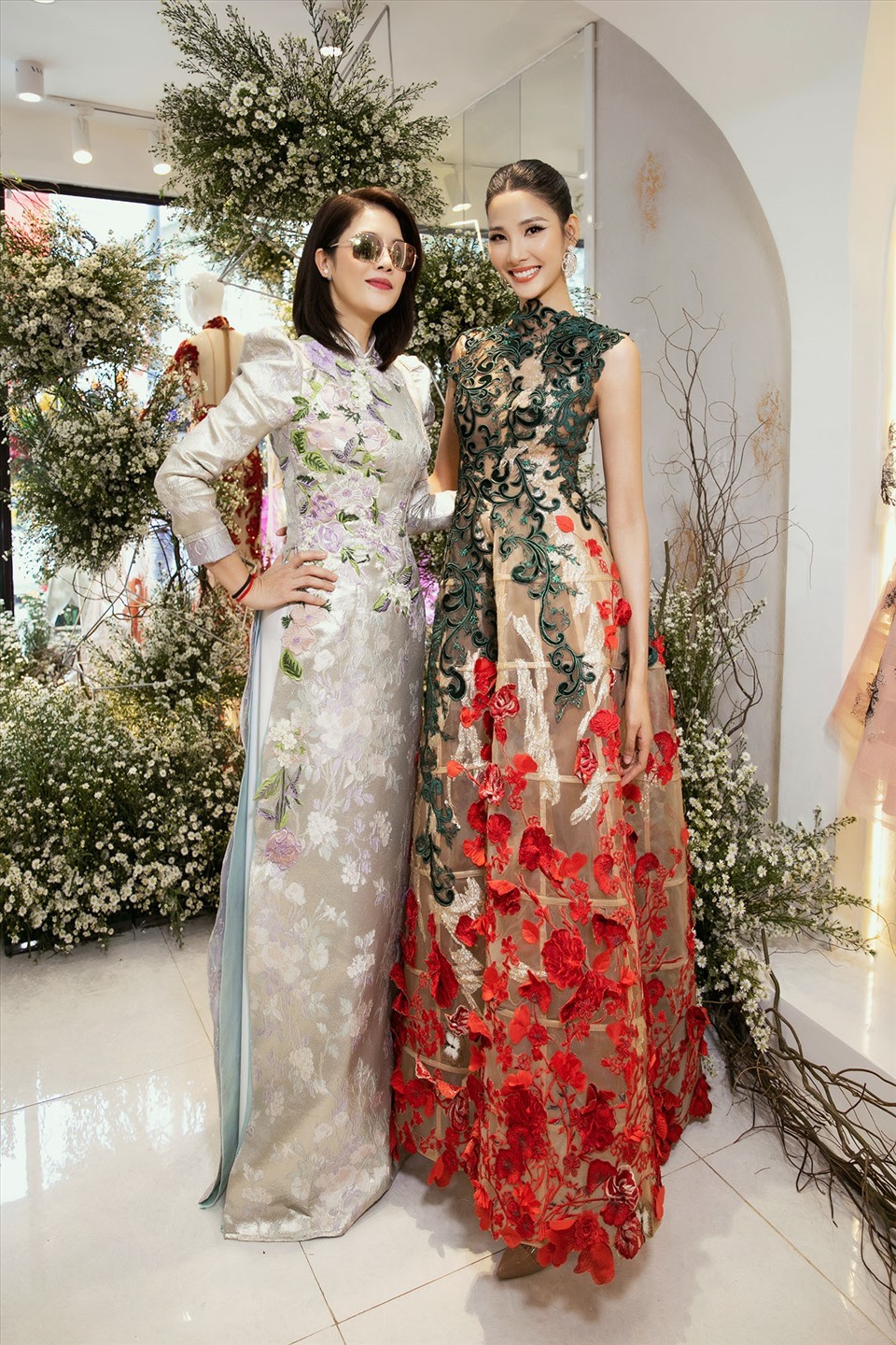 Hoàng Thùy và Thu Phương có dịp đọ sắc, khoe vẻ đẹp rạng rỡ đầu Xuân, nhân dịp hội ngộ tại showroom của nhà thiết kế Hoàng Hải. Ảnh: NVCC.