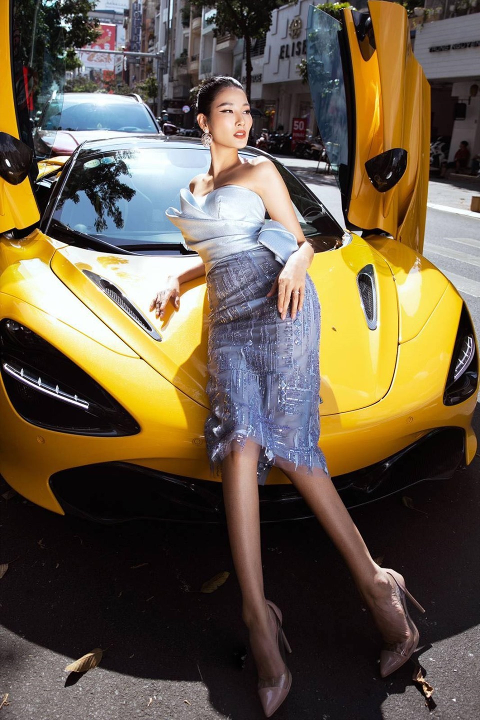 Là “nàng thơ” trong các show diễn thời trang của Hoàng Hải, siêu mẫu Hoàng Thùy xuất hiện nổi bật bên chiếc siêu xe màu vàng. Ảnh: NVCC.