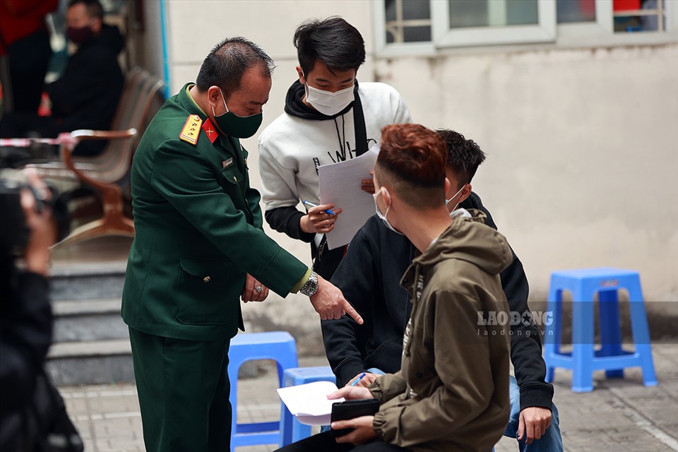 Thượng tá Nguyễn Danh Quyết – Ban chỉ huy quân sự quận Long Biên kiểm tra việc lấy mẫu xét nghiệm cho tân binh quận Long Biên.