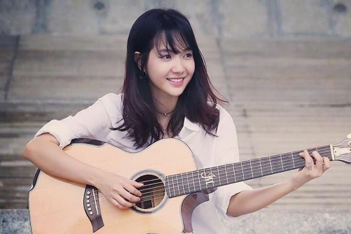 Jang Mi là một trong những ca sĩ “xông đất” đầu năm của làng nhạc Việt khi vừa ra mắt dự án MV “Nhớ thương làm chi”. Đây cũng là sản phẩm mở đầu cho loạt dự án của nữ ca sĩ, đồng thời mang ý nghĩa đánh dấu hình ảnh mới của cô trong năm 2021.  Trong bản teaser kéo dài gần 30 giây, nữ ca sĩ khiến khán giả bất ngờ với hình ảnh mới. Thay vì phong cách trẻ trung, hiện đại vừa được ra mắt trong MV trước đó, cô lựa chọn màu sắc cổ trang với trang phục truyền thống đỏ nổi bật. Ca khúc cũng do nhạc sĩ Huỳnh Hiền Năng – một trong những tác giả mát tay của loạt bản hit làng nhạc.