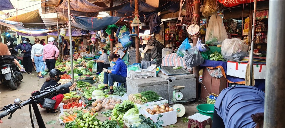 Tại các chợ dân sinh, giá thực phẩm, rau xanh giảm mạnh. Ảnh: Vũ Long