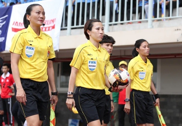 Trọng tài Bùi Thị Thu Trang (ở giữa) và trợ lý trọng tài Trương Thị Lệ Trinh (bên trái) là hai đại diện của Việt Nam được FIFA lựa chọn ứng viên cho World Cup nữ 2023. Ảnh: VFF