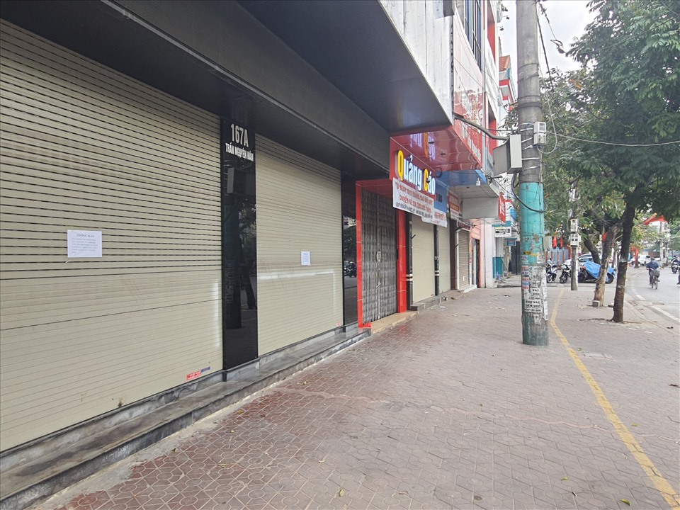 Nhiều cửa hàng trên phố Trần Nguyên Hãn đóng cửa - ảnh CH