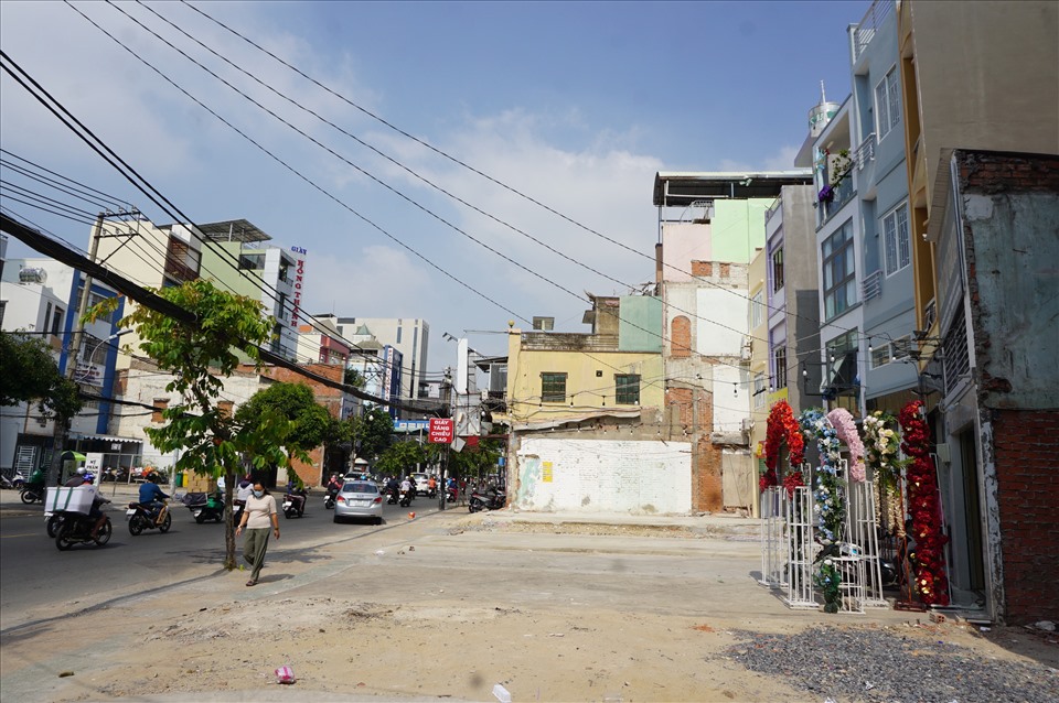 Toàn tuyến metro số 2 dài hơn 11 km, trong đó đi ngầm 9,2 km, còn lại chạy trên cao, chuyển tiếp và đường dẫn depot (nơi sửa chữa, bảo trì tàu). Dự án tổng mức đầu tư hơn 47.800 tỉ đồng với 9 ga ngầm, một ga trên cao và một depot tại Tham Lương.