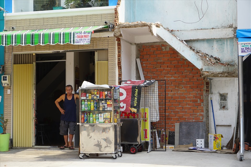 Chị Nguyễn Thị Thu (người dân quận Tân Bình) chia sẻ: “Đường Trường Chinh là tuyến đường đắt khách. Mặt bằng kinh doanh ở đây là nguồn thu nhập chính của nhiều hộ gia đình nên khi quyết định bàn giao mặt bằng cho Nhà nước cũng làm không ít người dân phải đắn đo. Đến nay mọi việc cũng đã xong, tôi chỉ mong dự án sớm khởi công, vận hành để phục vụ người dân”.