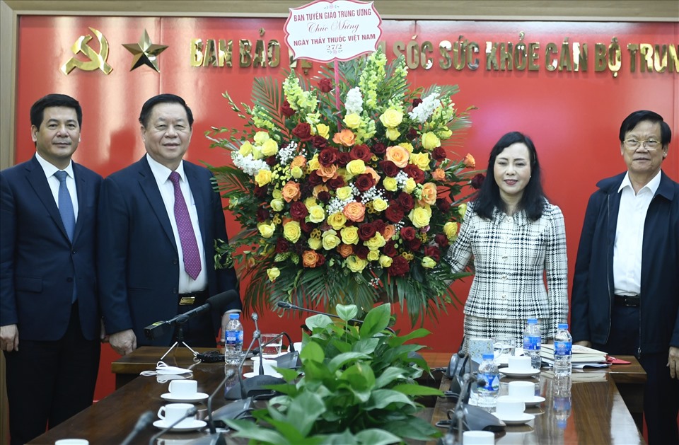 Trưởng Ban Tuyên giáo trung ương tới thăm Ban Bảo vệ Chăm sóc Sức khoẻ TW, chúc mừng ngày thầy thuốc Việt Nam. Ảnh: Hải Nguyễn