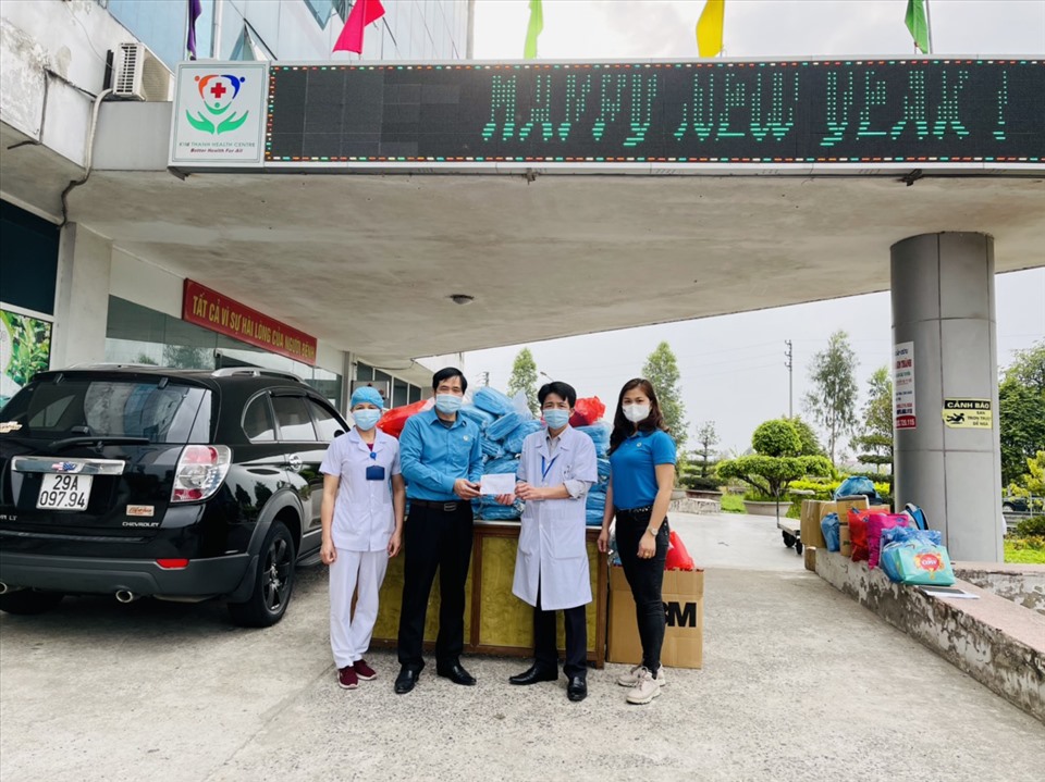 Công đoàn ngành Y tế Hải Dương trao quà tặng Trung tâm y tế huyện Kim Thành. Ảnh Diệu Thúy