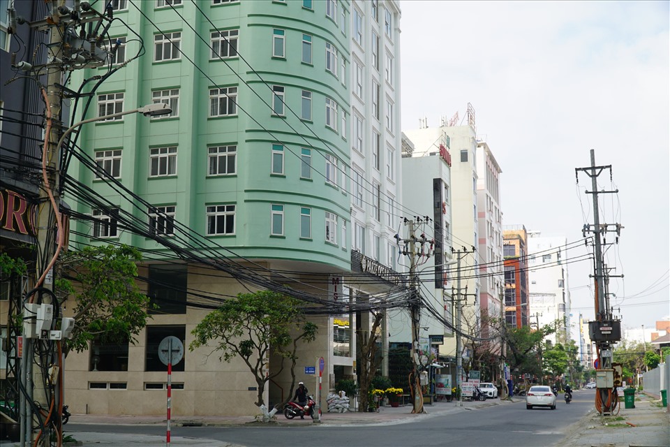 Nhiều khách sạn Đà Nẵng rao bán vì kinh doanh ế ẩm. Ảnh: HL