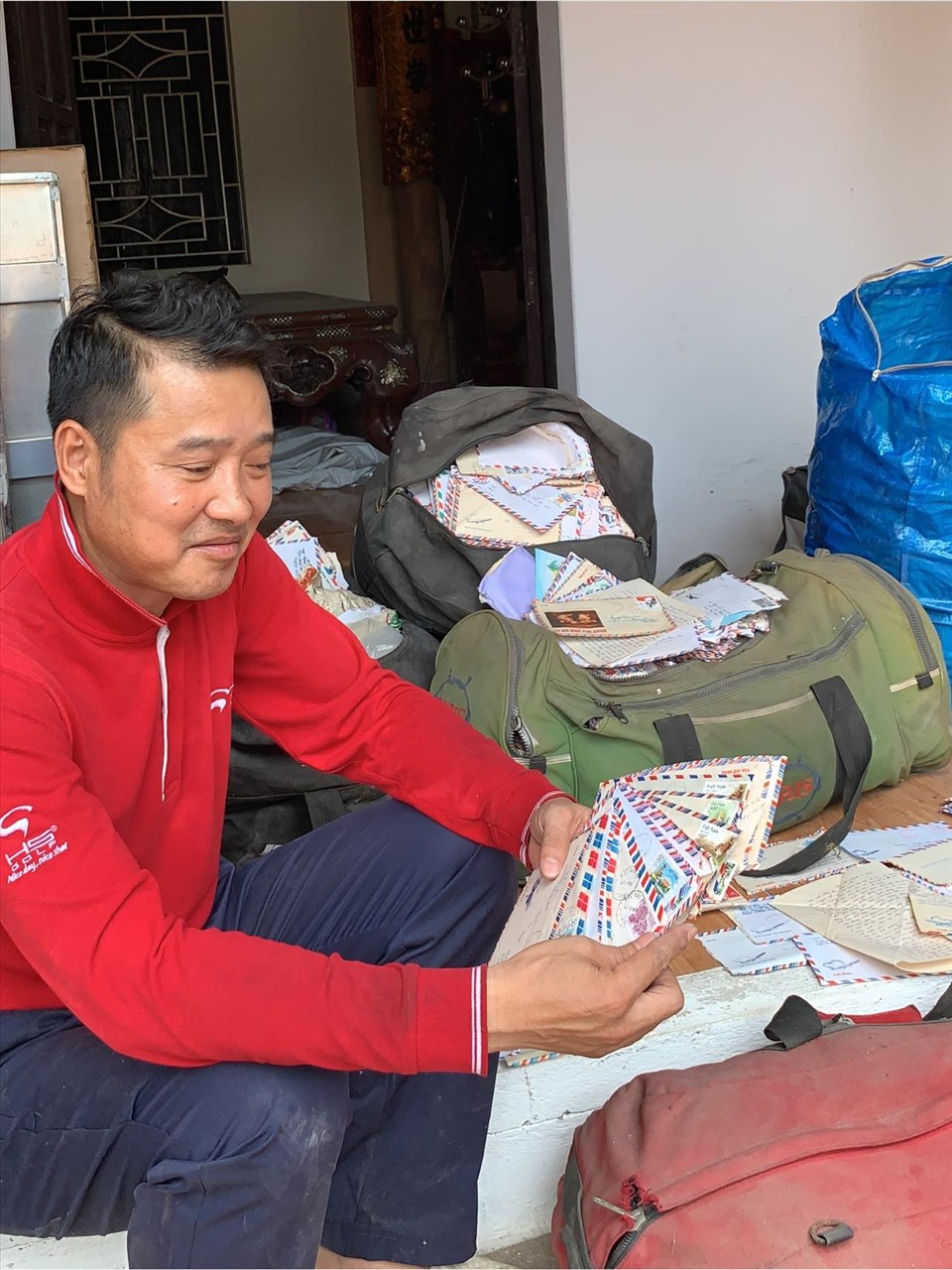 Nguyễn Hồng Sơn “khoe” những bức thư tay mà người hâm mộ gửi cho anh khi còn thi đấu đỉnh cao trong màu áo đội tuyển Việt Nam. Ảnh: FBNV