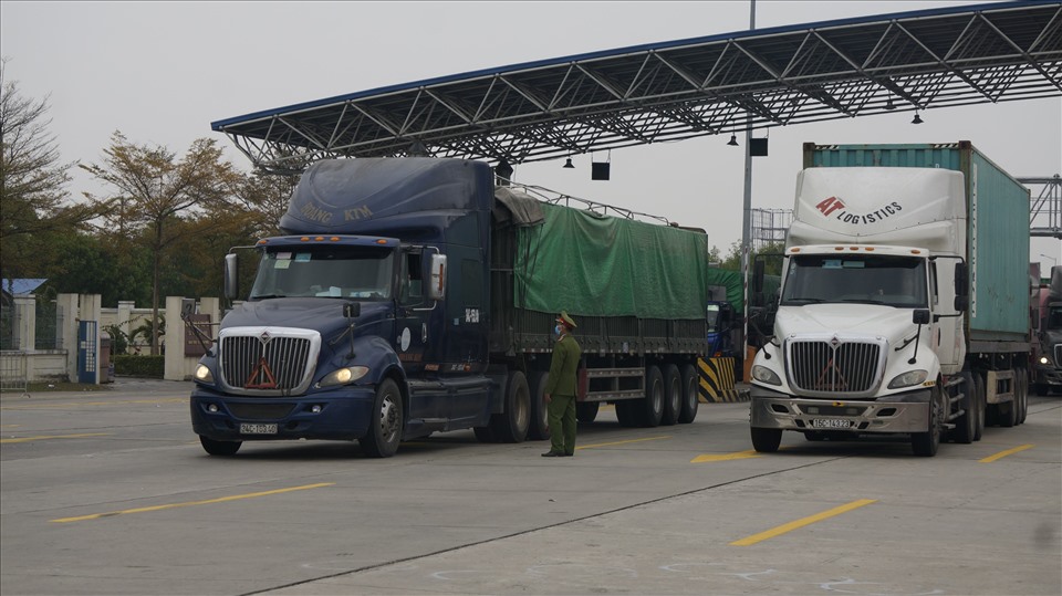 Ghi nhận chiều 23.2, xe container vận chuyển hàng hóa phục vụ xuất nhập khẩu từ tỉnh Hải Dương vẫn được vào TP.Hải Phòng. Ảnh CTV