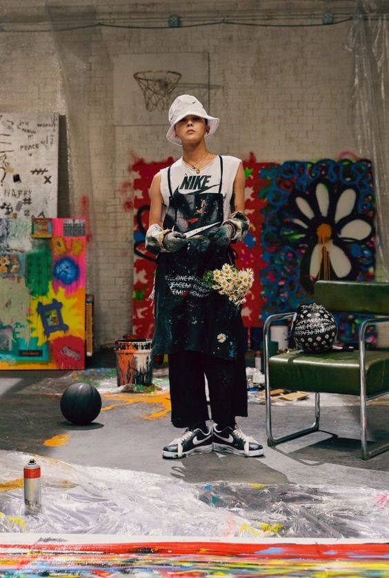 Sau xuất ngũ, G-Dragon vẫn chưa quay trở lại sàn đấu Kpop và hoạt động tích cực ở lĩnh vực thời trang. Anh từng ra mắt mẫu giày hoa cúc kết hợp với hãng giày Nike vào năm ngoái. Ảnh: Twitter.
